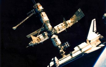29 iunie 1995: Naveta spațială Atlantis (SUA) și stația spațială Mir (Rusia) s-au unit, formând astfel cel mai mare satelit artificial care a orbitat până atunci în jurul Pământului.