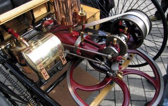 3 iulie 1886: Karl Benz testează public și cu succes primul automobil cu combustie internă
