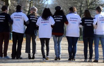 UE invită tinerii să aplice pentru Corpul european de solidaritate