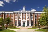 Harvard dă în judecată administrația Trump, după ce i-a revocat dreptul de a înscrie studenți străini