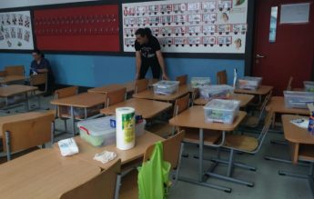 Gripa în România. Părinții au început să dezinfecteze singuri sălile de clasă