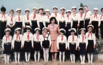 Regulamente ca în ”Epoca de Aur”: ”Elevii vor lua poziție de drepți și se vor așeza numai la comandă”