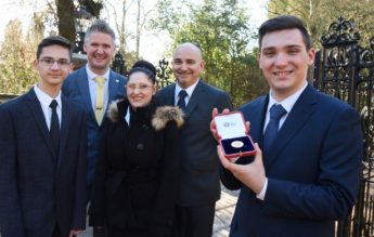 Cornel Micu, tânărul român premiat de Regina Elisabeta a II-a pentru rezultatele academice excelente