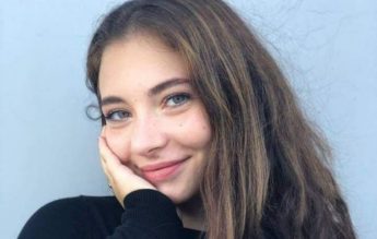 M-a văzut venind plângând acasă după ce învățătoarea mi-a urlat: ”În clasa mea eu sunt suverană, mucoaso!”