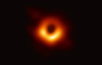 Moment istoric în știință: prima fotografie a unei găuri negre