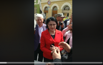 Ecaterina Andronescu, confruntată în Sibiu: ”Dumneavoastră aveți WC în curte?! Cum a fost posibil ca un copil să moară înecat în rahat?!”