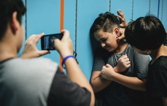 ”Copilul meu a fost bătut în clasă, iar școala nu face nimic!” Povestea unei mame care denunță complicitatea sistemului