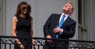 Trump le spune elevilor să pună întrebări. Internetul îi răspunde cu ironii: „Dar numai pe cele aprobate”