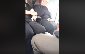 Lecție de bun-simț în tren: o adolescentă a certat-o pe o femeie pentru că își arunca cojile de semințe pe jos