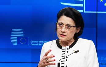 Digi 24: Ecaterina Andronescu a mototolit două bancnote în fața absolvenților de Politehnica