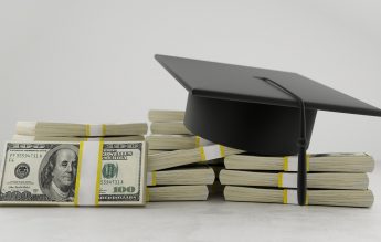 Guvernul îi premiază cu bani pe elevii cu media 10 la Evaluarea Națională și la Bacalaureat.
