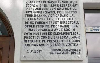 Plăcuță ”Pro Memoria” cu numele Vioricăi Dăncilă, instalată pe o școală reabilitată din bani publici