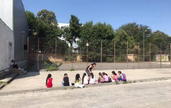 Elevii din Ferentari, ajutați la teme de ong-ul condus de Valeriu Nicolae direct în stradă