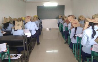 CNN: O școală din India i-a obligat pe elevi să poarte cutii de carton pe cap în timpul examenelor