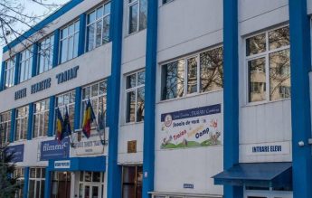 AEC solicită demiterea directoarei Liceului Traian, pe care o acuză de abuzuri în cazul Roxana Șerban