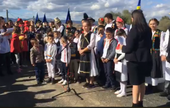 Omagiu în versuri pentru primar, citit de o elevă la inaugurarea podului dintre Căpud și Teiuș