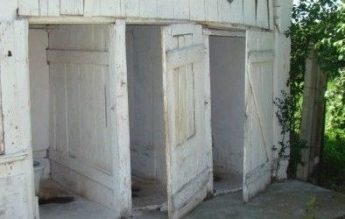 Școli fără autorizație în Cluj, cu toalete în curte și fără apă potabilă. Elevii fac sport în sălile de clasă