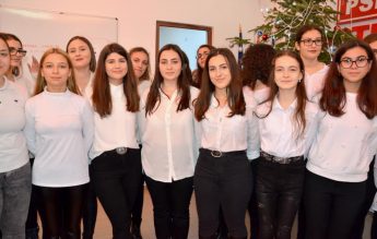 Elevii unul Colegiu Național din Giurgiu, duși să colinde la sediul PSD
