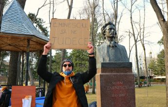 Un profesor din Chișinău și-a vopsit barba în albastru, după ce a pierdut un pariu cu elevii
