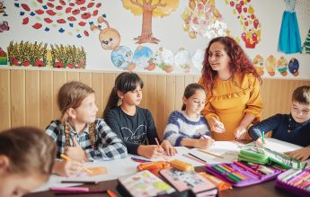 World Vision România: Majoritatea cadrelor didactice sunt femei. Fetele au medii mai bune la Evaluarea Națională și Bacalaureat