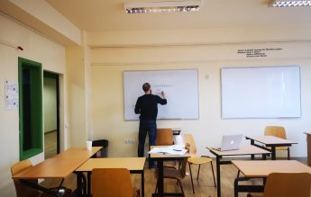 Elevii din Transylvania College continuă orele online