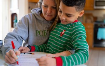 UNICEF și OIM: Familiile vor resimți repercusiunile pandemiei ani la rând