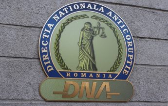 DNA: Directoarea Școlii nr 150 din București, prinsă în flagrant când primea 21.000 de euro mită