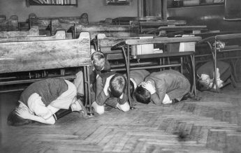 Examene în mijlocul bombardamentelor. Cum și-au susținut elevii din Londra probele scrise în al doilea război mondial
