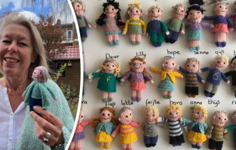 Pentru că îi era dor de elevii săi, o profesoară i-a ”transformat” pe toți în figurine croșetate