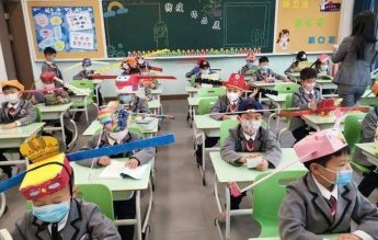 Cum arată școala în țările care au decis ca elevii să revină în clase: pălării de distanțare, dezinfectanți și spațiu între bănci