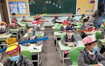 Cum arată școala în țările care au decis ca elevii să revină în clase: pălării de distanțare, dezinfectanți și spațiu între bănci
