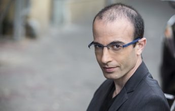 Testul ”anti-conspirație” al lui Yuval Noah Harari: Cereți-i să explice ce e un virus. Dacă habar nu are, nu credeți nimic din ce spune