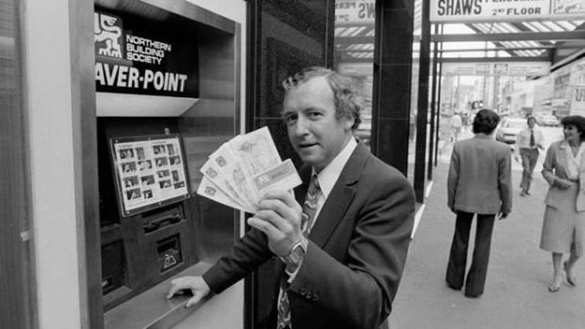 First atm. ATM 1967. Джон Шеферд Баррон. Банкомат. Джон Шеперд-Баррон. Шепард-Баррон Банкомат.