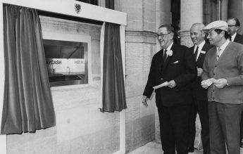 27 iunie 1967: Primul bancomat din lume este inaugurat în Anglia