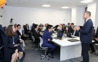 Premieră în învățământul românesc: curs de diplomație digitală pentru elevi, predat de diplomați de rang înalt