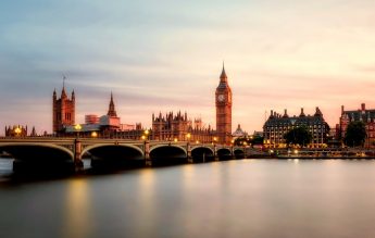 Guvernul britanic va finanța meditații private, pentru ca elevii să recupereze materia din timpul pandemiei