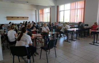 Cum așteaptă viitori profesori adeverințele pentru înscrierea la titularizare: fără mască, fără distanță socială