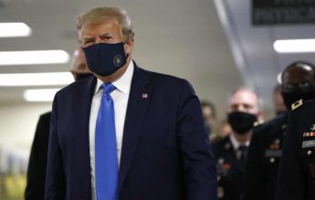 Pentru prima dată de la începutul pandemiei, Donald Trump a purtat o mască de protecție în public
