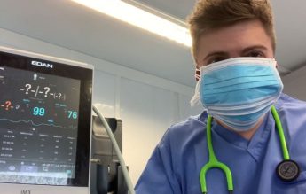 Scade saturația de oxigen atunci când purtăm mască? Un medic a purtat 6 măști pentru a demonstra că nu