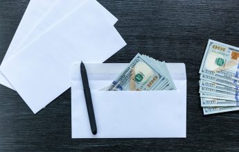 Ziare.com: Un student i-a dat ani la rând șpagă secretarei de la facultate, fără să știe ca este exmatriculat