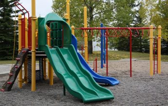 Ludovic Orban, mesaj pentru părinţi: Îşi pun în pericol copiii dacă utilizează locurile de joacă