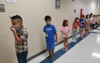 Cum a arătat prima zi într-o școală din Houston: paravane între copii, măști, viziere, distanță fizică