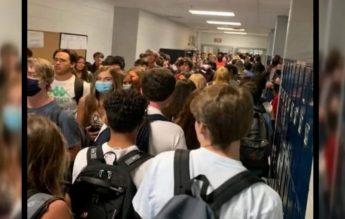 9 confirmați pozitiv la școala din Georgia al cărei coridor aglomerat a devenit celebru printr-o fotografie