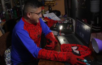 Costumele de supereroi: soluția unui profesor din Bolivia pentru a face orele online mai captivante