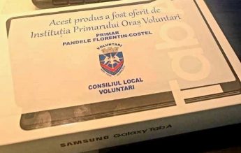 Numele primarului Florentin Pandele, pe cutiile tabletelor primite de elevii din Voluntari