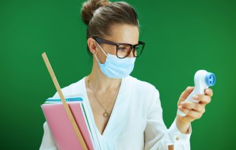 Ce se întâmplă în șoală atunci când un cadru didactic este depistat pozitiv la testul COVID-19