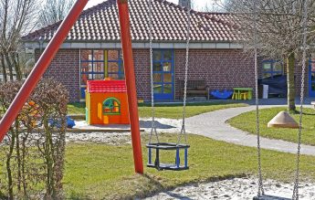 Ghidul MEC: Părinții nu mai au voie în grădinițe. Copiii vor fi preluați de la poartă