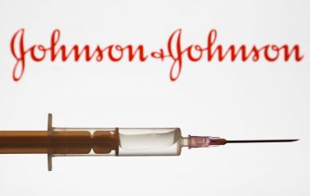 Johnson & Johnson suspendă studiile clinice pentru vaccinul anti-covid