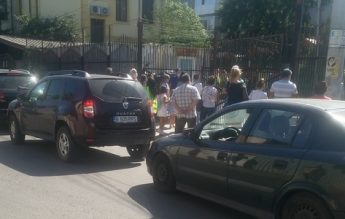 Părinții cer străzi în siguranță pentru copiii care merg la Liceul Româno-Finlandez