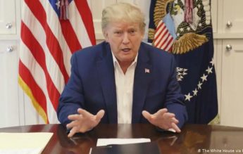 Trump a semnat un ordin prin care limba engleză devine limba oficială a SUA. Constituția nu prevede o limbă oficială